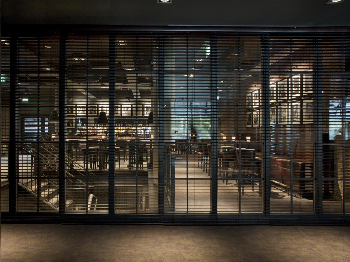 Dakota Leeds Hotel Leeds  Bagian luar foto The interior of the library